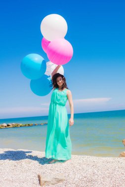 Renkli balonlar ile sahilde güzel kız 