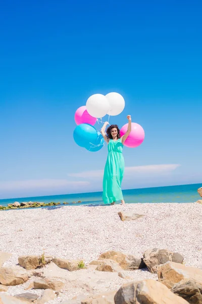 美丽的女孩，在沙滩上五颜六色的气球 — 图库照片