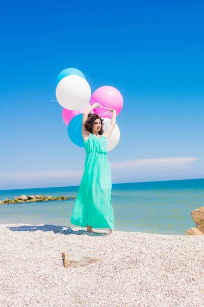 Gyönyörű lány a strandon, színes léggömbök — Stock Fotó