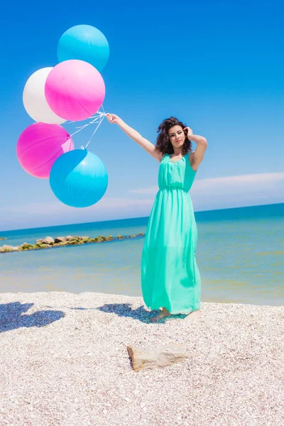 Fata frumoasa pe plaja cu baloane colorate — Fotografie, imagine de stoc