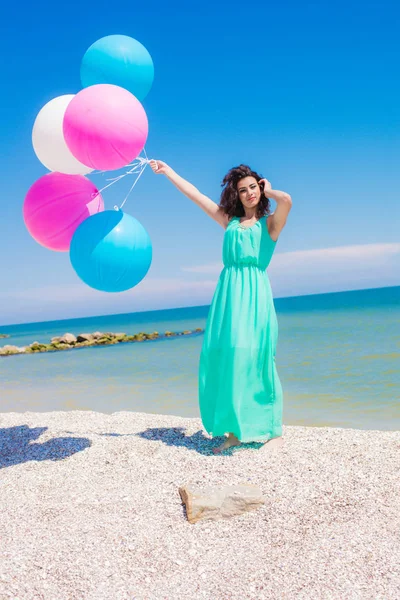 Bella ragazza sulla spiaggia con palloncini colorati — Foto Stock