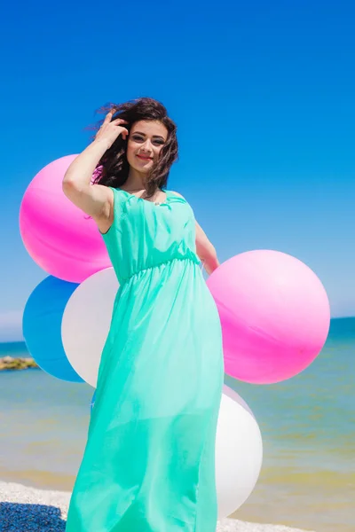 Piękne dziewczyny na plaży z kolorowych balonów — Zdjęcie stockowe