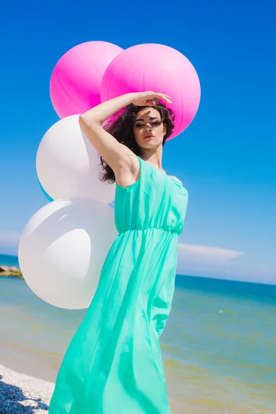 Hermosa chica en la playa con globos de colores —  Fotos de Stock