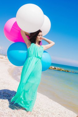 Renkli balonlar ile sahilde güzel kız 