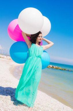 Renkli balonlar ile sahilde güzel kız 
