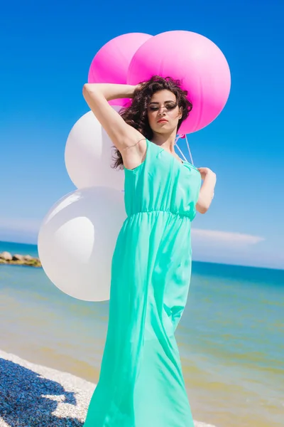 Hermosa chica en la playa con globos de colores —  Fotos de Stock