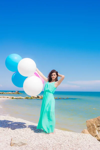 Gyönyörű lány a strandon, színes léggömbök — Stock Fotó