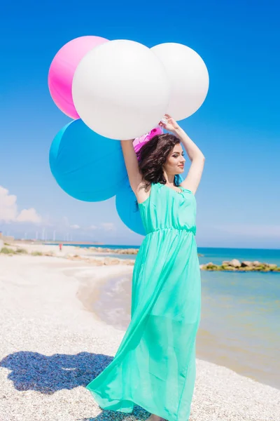 Hermosa chica en la playa con globos de colores —  Fotos de Stock