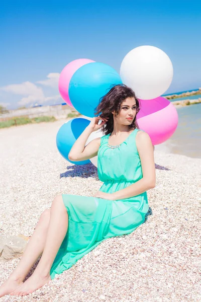 Hermosa chica en la playa con globos de colores —  Fotos de Stock