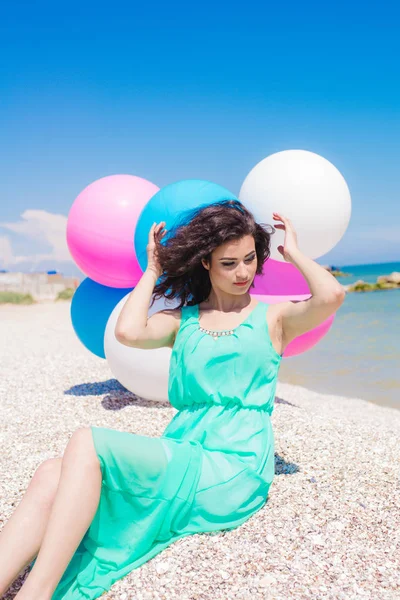 Όμορφο κορίτσι στην παραλία με τα πολύχρωμα μπαλόνια — Φωτογραφία Αρχείου