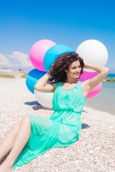 美丽的女孩，在沙滩上五颜六色的气球 — 图库照片