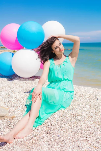 Renkli balonlar ile sahilde güzel kız — Stok fotoğraf