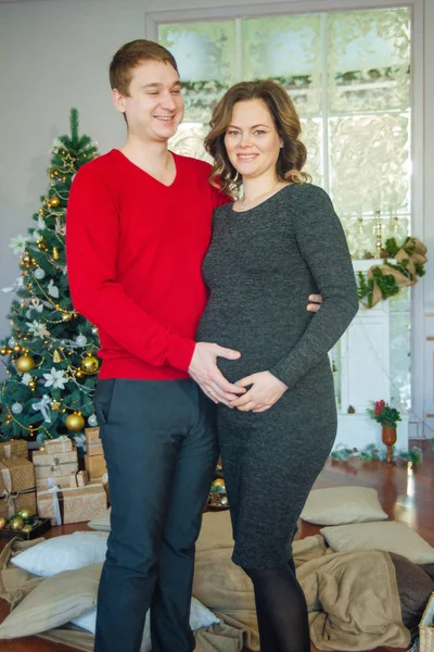 Beau Couple Enceinte Amoureux Sur Fond Sapin Noël Reposer Pendant — Photo