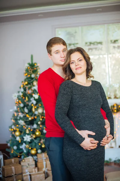 Krásný Těhotný Pár Zamilovaný Pozadí Vánočního Stromu Který Odpočinul Před — Stock fotografie