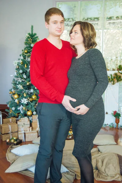 Krásný Těhotný Pár Zamilovaný Pozadí Vánočního Stromu Který Odpočinul Před — Stock fotografie
