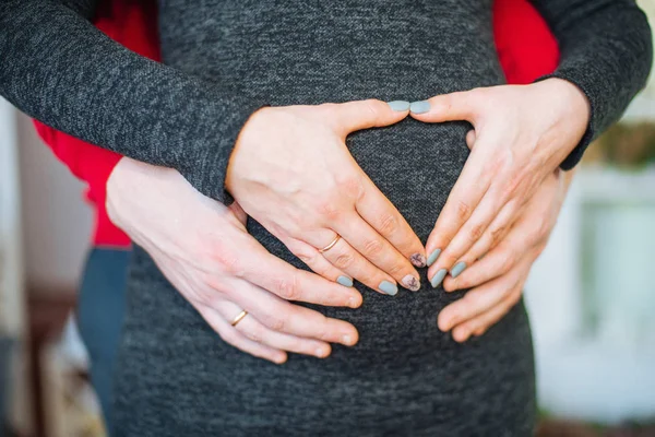 Piękna Para Ciąży Miłości Tle Choinki Odpoczynku Święta Bożego Narodzenia — Zdjęcie stockowe