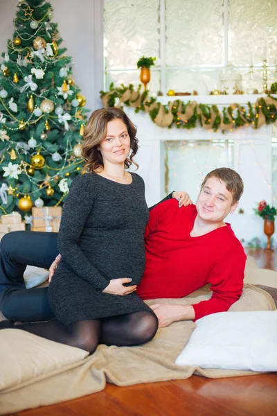 Beau Couple Enceinte Amoureux Sur Fond Sapin Noël Reposer Pendant — Photo