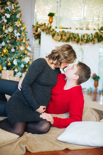 Hermosa Pareja Embarazada Enamorada Fondo Del Árbol Navidad Descansando Las —  Fotos de Stock