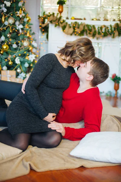 Beau Couple Enceinte Amoureux Sur Fond Sapin Noël Reposer Pendant — Photo