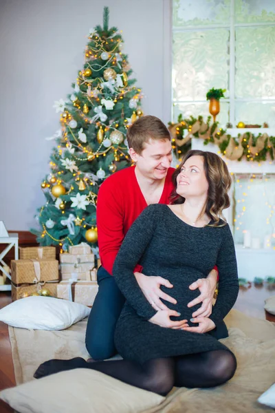 Piękna Para Ciąży Miłości Tle Choinki Odpoczynku Święta Bożego Narodzenia — Zdjęcie stockowe
