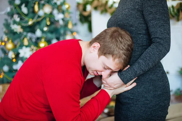 Beau Couple Enceinte Amoureux Sur Fond Sapin Noël Reposer Pendant — Photo