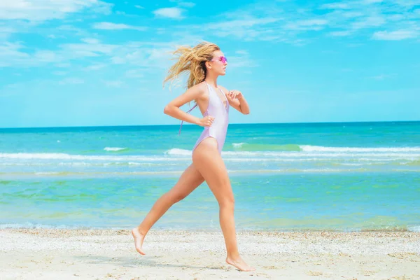 Vacker Ung Flicka Med Blont Hår Rosa Baddräkt Kör Stranden — Stockfoto