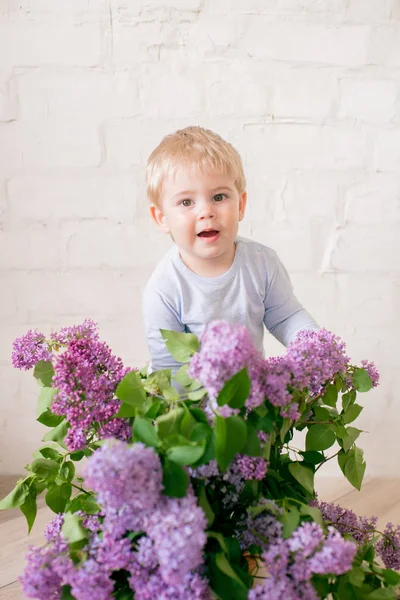 Niño Lindo Con Pelo Rubio Con Pequeños Conejitos Con Flores — Foto de Stock