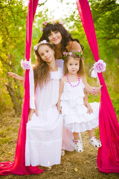 Jovem Mãe Com Suas Filhas Vestidos Brancos Divertindo Campo Verão — Fotografia de Stock