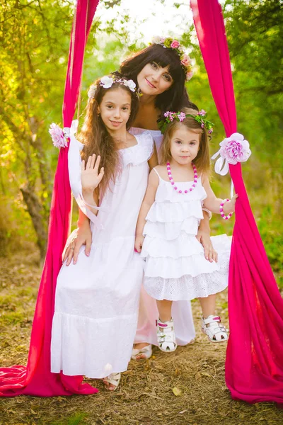 Jovem Mãe Com Suas Filhas Vestidos Brancos Divertindo Campo Verão — Fotografia de Stock