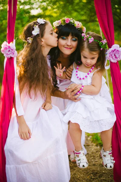 Jovem Mãe Com Suas Filhas Vestidos Brancos Divertindo Campo Verão — Fotografia de Stock