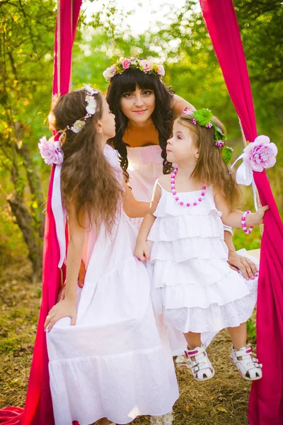 Jovem Mãe Com Suas Filhas Vestidos Brancos Divertindo Campo Verão — Fotografia de Stock