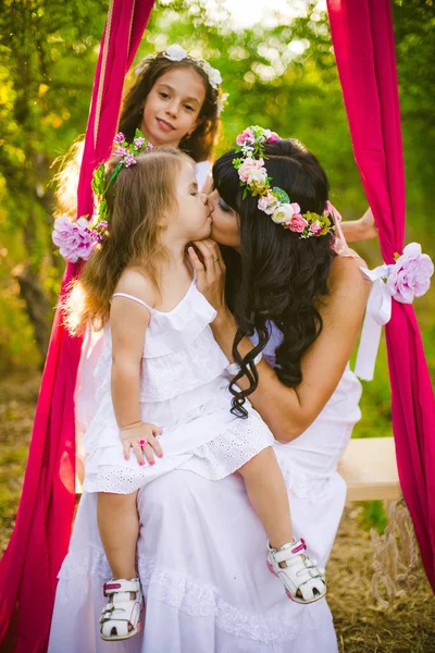 Młoda Matka Córkami Białych Sukienkach Zabawy Polu Letnim Zachód Słońca — Zdjęcie stockowe