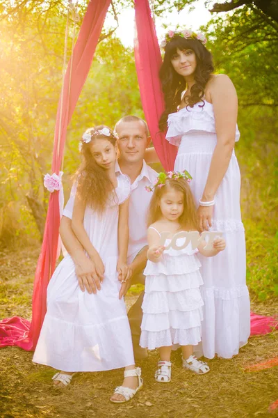 Padres Felices Niños Divirtiéndose Aire Libre Campo Trigo Verano Atardecer — Foto de Stock