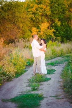 açık havada aşık çift. Gün batımı ile bir alanda yaz aylarında insanların Çarpıcı şehvetli portre