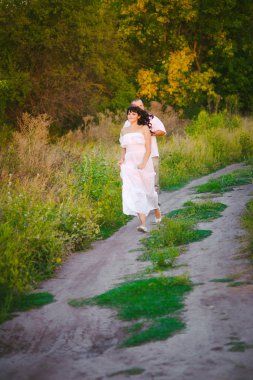 açık havada aşık çift. Gün batımı ile bir alanda yaz aylarında insanların Çarpıcı şehvetli portre