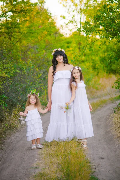 Jovem Mãe Com Suas Filhas Vestidos Brancos Divertindo Campo Verão — Fotografia de Stock