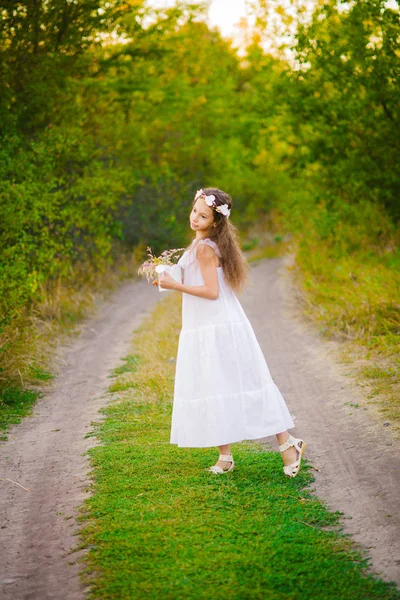 Sweet Little Girl White Dress Stands River Summer Sunset — Stock Photo, Image