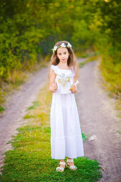 在夕阳的夏天 一个穿着白色衣服的甜美小女孩站在河上 — 图库照片