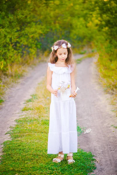 Uma Menina Doce Vestido Branco Fica Rio Verão Pôr Sol — Fotografia de Stock