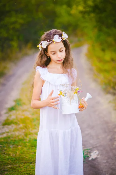 Uma Menina Doce Vestido Branco Fica Rio Verão Pôr Sol — Fotografia de Stock