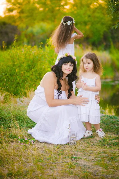 Jovem Mãe Com Suas Filhas Vestidos Brancos Divertindo Campo Verão — Fotografia de Stock