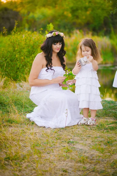 Jeune Mère Avec Fille Robes Blanches Amusant Dans Champ Été — Photo