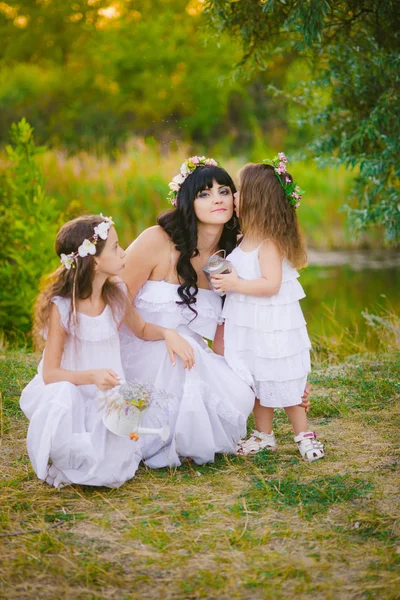 Jovem Mãe Com Suas Filhas Vestidos Brancos Divertindo Campo Verão — Fotografia de Stock