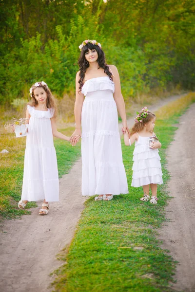 Jovem Mãe Com Suas Filhas Vestidos Brancos Divertindo Campo Verão — Fotografia de Stock