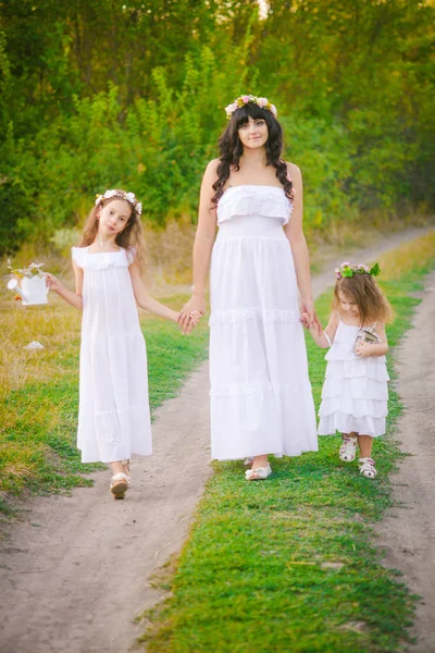 Joven Madre Con Sus Hijas Vestidos Blancos Divirtiéndose Campo Verano — Foto de Stock