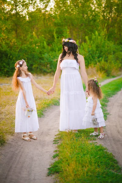 Jovem Mãe Com Suas Filhas Vestidos Brancos Divertindo Campo Verão — Fotografia de Stock