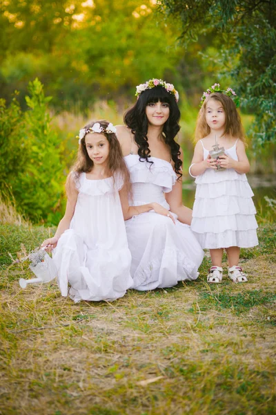 Jovem Mãe Com Suas Filhas Vestidos Brancos Divertindo Campo Verão — Fotografia de Stock