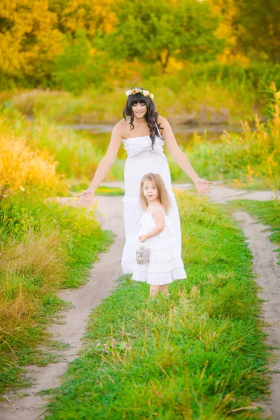 Joven Madre Con Hija Vestidos Blancos Divirtiéndose Campo Verano Atardecer — Foto de Stock