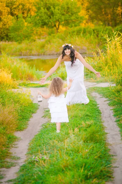 Jovem Mãe Com Sua Filha Vestidos Brancos Divertindo Campo Verão — Fotografia de Stock