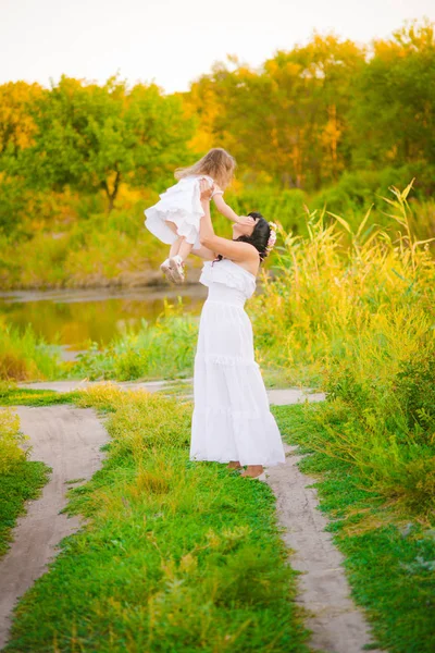 Joven Madre Con Hija Vestidos Blancos Divirtiéndose Campo Verano Atardecer —  Fotos de Stock